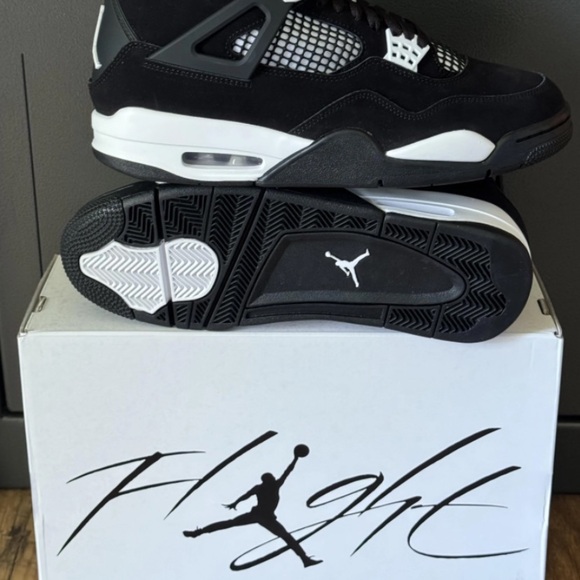 Air Jordan 4 White Thunders ⚡ Will You Grab These Before They’re Gone? 👀 - Picture 1 of 5
